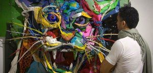Η Λισαβόνα στολίστηκε με εντυπωσιακά έργα τέχνης από… σκουπίδια!