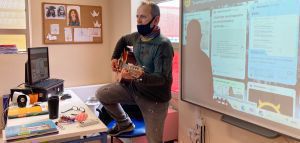 Δάσκαλος στη Θεσσαλονίκη, παίζει στους μαθητές κιθάρα την ώρα του μαθήματος