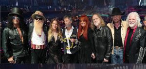 All-star band: Σλας, Γουόρεν Χέινς, Μπίλι Γκίμπονς έπαιξαν Lynynrd Skynyrd στα Βραβεία CMT 2023