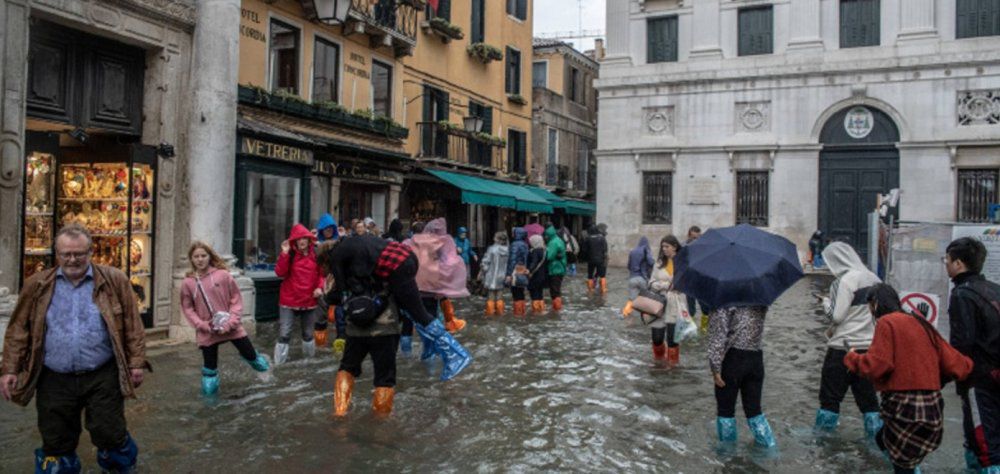 Σφοδρή κακοκαιρία στην Ιταλία, «βούλιαξε» η Βενετία