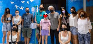 Γιάννης Χαρούλης: Τραγούδησε με παιδιά που δίνουν μάχη με τον καρκίνο