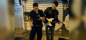 Αστυνομικός στο Μοναστηράκι τραγουδάει «Stand by me» με μουσικό του δρόμου