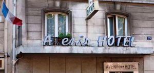 Άδειο λόγω πανδημίας ξενοδοχείο στο Παρίσι, φιλοξενεί άστεγους