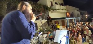 Παπάς - «ράπερ» τραγουδάει το «Διθέσιο» σε εκδήλωση στη Νάξο