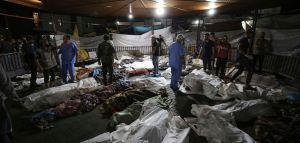 Γάζα: Oργή για τον πολύνεκρο βομβαρδισμό νοσοκομείου