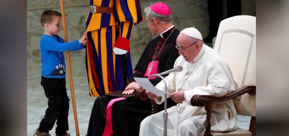 Ένα μικρό αγόρι έκλεψε την παράσταση από τον πάπα Φραγκίσκο