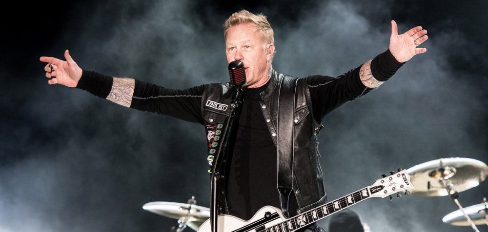 Η φοβερή τούμπα επί σκηνής του frontman των Metallica