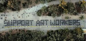 «Support Art Workers» κάτω από την Ακρόπολη