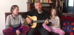 Ο Αλκίνοος Ιωαννίδης τραγουδάει από το σπίτι με τις κόρες του