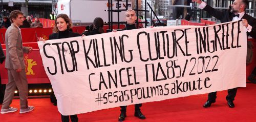 Πανό διαμαρτυρίας από τον Αργύρη Ξάφη στη Berlinale
