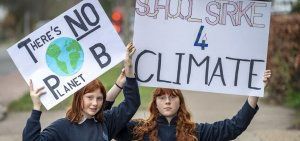 Στη Βρετανία οι μαθητές απέχουν από το σχολείο για την κλιματική αλλαγή