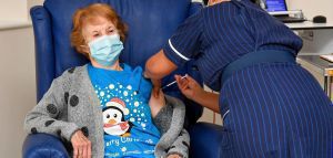 Η 90χρονη Βρετανή Margaret Keenan ήταν ο πρώτος άνθρωπος που εμβολιάστηκε εκτός δοκιμών