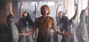 Florence + The Machine: Νέο τραγούδι με video clip στο Κίεβο
