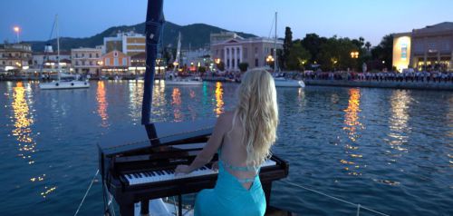Το μεγαλύτερο συρτάκι στο Αιγαίο με την «ιπτάμενη πιανίστρια» να παίζει στη θάλασσα