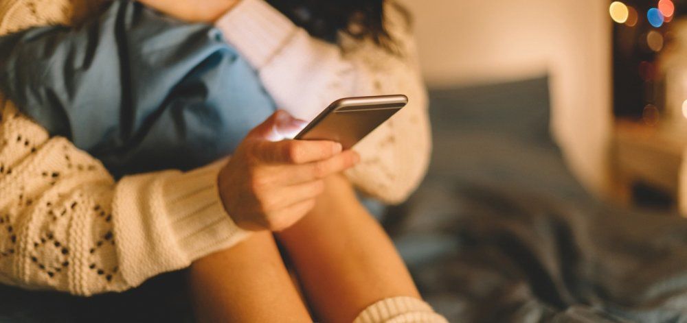Διπλάσιο κίνδυνο κατάθλιψης από τη χρήση των social media έχουν τα κορίτσια