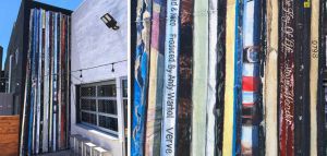 Μια τοιχογραφία με βινύλια από τον Αμερικανό καλλιτέχνη δρόμου Erik Burke