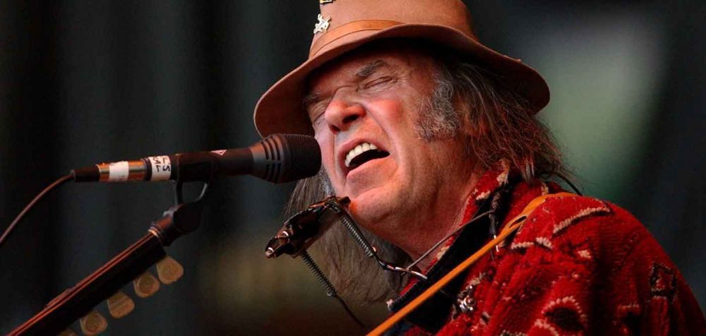 Ο Neil Young στα 70 του ροκάρει ακόμα!