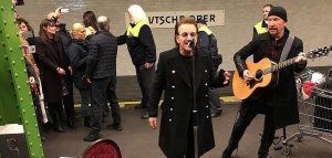 Οι U2 τραγουδούν στο μετρό του Βερολίνου