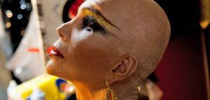 Η ζωή της τρανς performer Εύας Κουμαριανού στο θέατρο