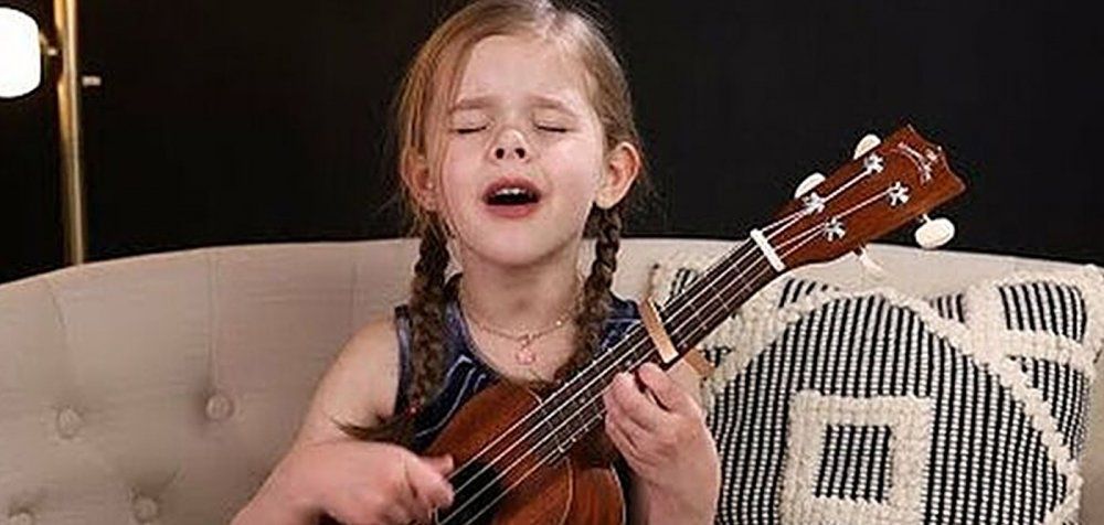 6χρονη παίζει και τραγουδά Elvis και γίνεται viral