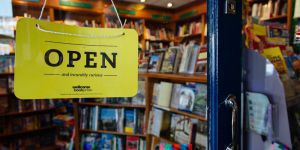 «Τα βιβλιοπωλεία πρέπει να παραμείνουν ανοιχτά»