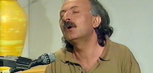 Ο Μάριος Τόκας παίζει και τραγουδά για την «Αννούλα», την «Ελλάδα», τον «Πενταδάχτυλο»