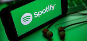 Το Spotify τρέχει και δεν φτάνει με τις αποχωρήσεις μουσικών λόγω παραπληροφόρησης