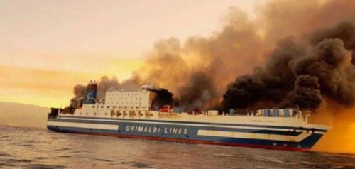 Στην Κέρκυρα οι επιβάτες του πλοίου που τυλίχτηκε στις φλόγες - Φόβοι για αγνοούμενους