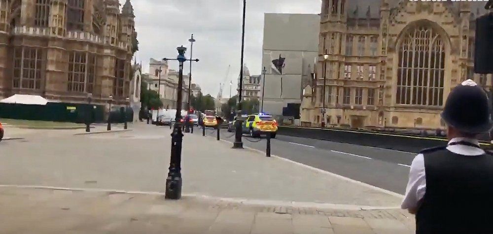 Λονδίνο: αυτοκίνητο έπεσε στα οδοφράγματα του κοινοβουλίου