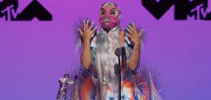 Lady Gaga: Τι λέει ο σχεδιαστής για την αλλόκοτη εμφάνισή της στα βραβεία MTV