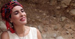 Lamia Bèdioui: Τραγούδια της Σαρδηνίας στο «Πολυμήχανο Café Teatral»