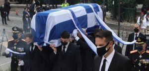 Με τιμές αρχηγού κράτους η κηδεία του Κάρολου Παπούλια