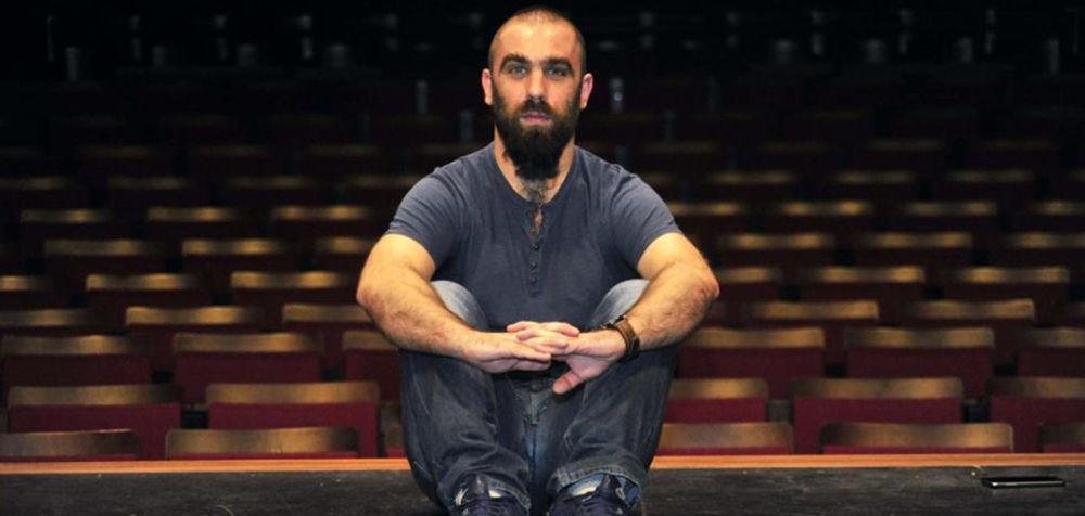 Άρης Μπινιάρης: «Την δεύτερη μέρα της παράστασης ήταν όλο το θέατρο άδειο»