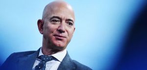 Ο Τζεφ Μπέζος αποχωρεί από τη θέση του γενικού διευθυντή της Amazon