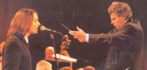 Ο Γιάννης Κότσιρας στο Ηρώδειο με «Πνευματικό Εμβατήριο» και «Άξιον Εστί» (2001)