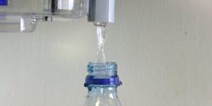 Γιατί είναι επικίνδυνο να χρησιμοποιούμε ξανά τα πλαστικά μπουκάλια νερού