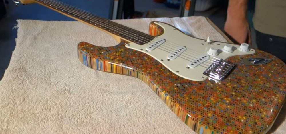 Μια κιθάρα Fender Stratocaster φτιαγμένη από 1.200 ξυλομπογιές!