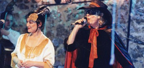 Λουκιανός και Αφροδίτη Μάνου με «μια σερπαντίνα πάνω από την Αθήνα» (1999)