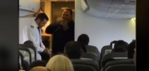 Ο Στέλιος Διονυσίου τραγουδά στους επιβάτες αεροπλάνου εν ώρα πτήσης