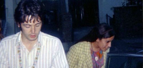 Πέθανε η Λίζι Μπράβο, η θαυμάστρια των Beatles που ηχογράφησε φωνητικά μαζί τους