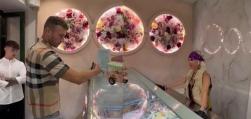 «Όσο έχω... χωνί»: Η Άννα Βίσση πούλησε παγωτό σε τουρίστα στην Κέρκυρα