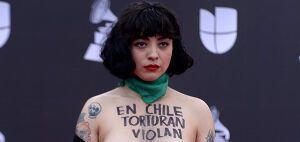 Χιλιανή τραγουδίστρια ξεγύμνωσε το στήθος της στα Latin Grammy για διαμαρτυρία