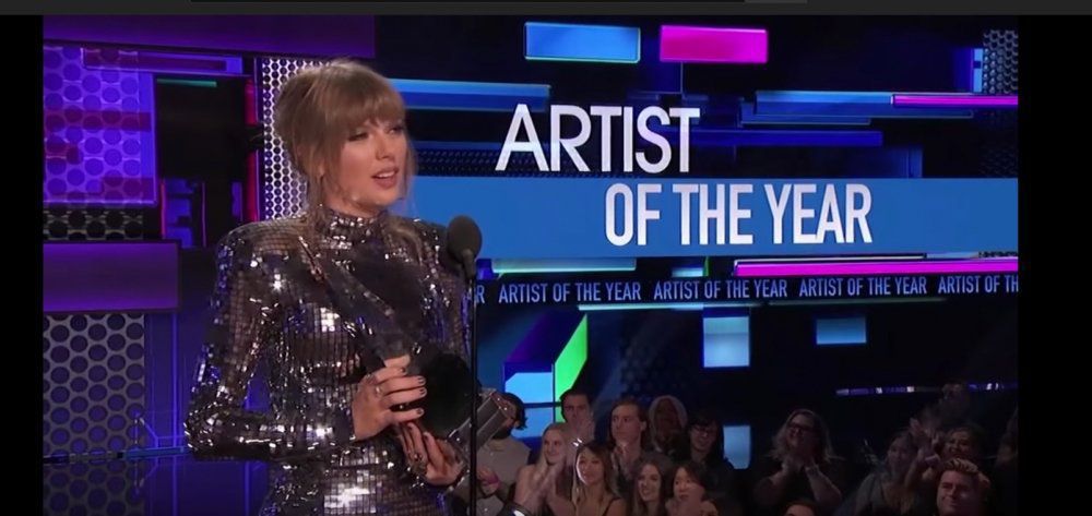 Η Τέιλορ Σουίφτ έχει τα περισσότερα βραβεία στην ιστορία των American Music Awards