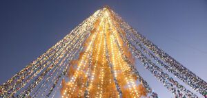 Γκίνες για χριστουγεννιάτικο δέντρο με 51.626 κάρτες στην Ιαπωνία