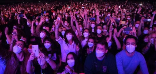 5.000 άνθρωποι σε ροκ συναυλία στη Βαρκελώνη, με μάσκες και αρνητικά τεστ