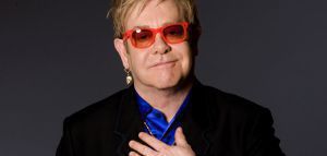 Πώς πείστηκε ο Elton John να συμμετέχει στο Γκλάστονμπερι