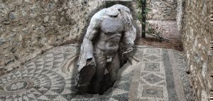Βέροια: Βρέθηκε μαρμάρινο άγαλμα στο κέντρο της πόλης