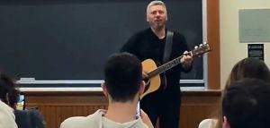 O Αλκίνοος Ιωαννίδης τραγουδάει τον Προσκυνητή στο πανεπιστήμιο Columbia