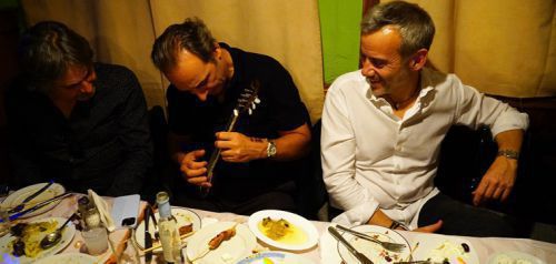 Θεσσαλονίκη: Ο Αλεξάντρ Ντεσπλά έπαιξε μπαγλαμά με ούζο και σουβλάκια
