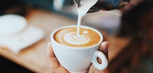 Ποια είναι η καλύτερη ώρα να πιεις τον καφέ σου σύμφωνα με τους ειδικούς